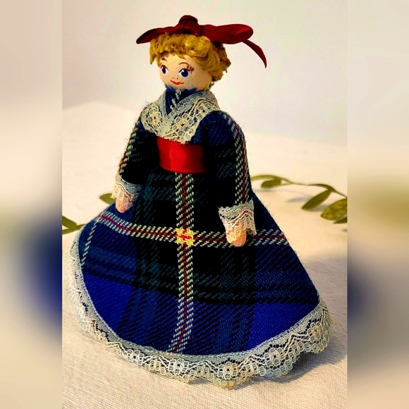 Vintage handcrafted wooden pin doll with folk traditional plaid dress - Picture 2 of 8